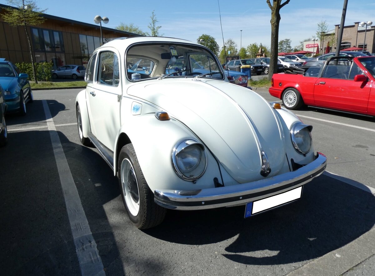 VW Typ 1  Käfer  im Farbton alpinweiß aus dem Jahr 1971. Oldtimertreffen Café del Sol Gelsenkirchen am 18.04.2022.