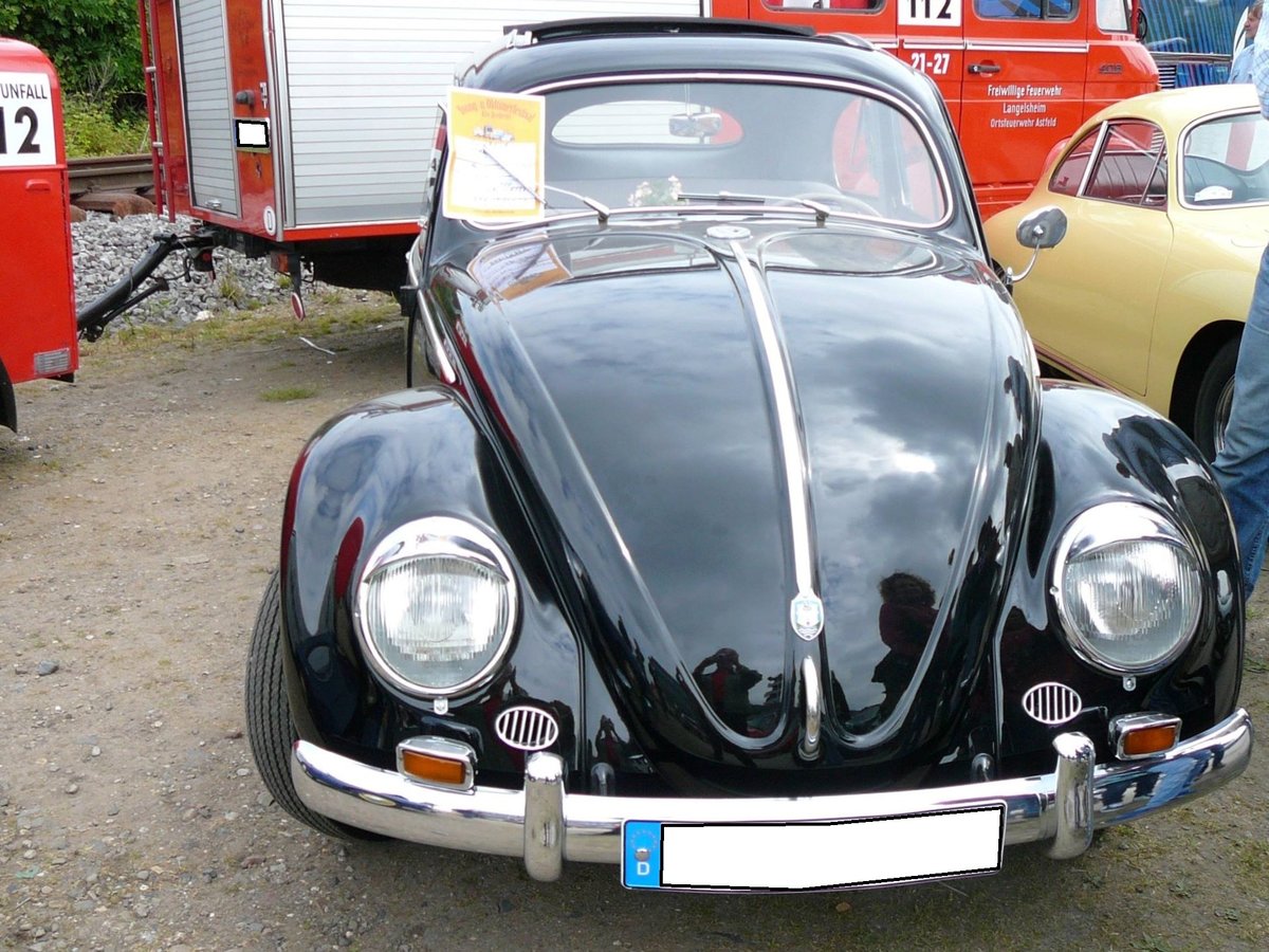 VW Typ 1  Käfer  mit der Erstzulassung Juli 1953. Oldtimertreffen an der  Alten Dreherei  in Mülheim an der Ruhr im Juni 2015.