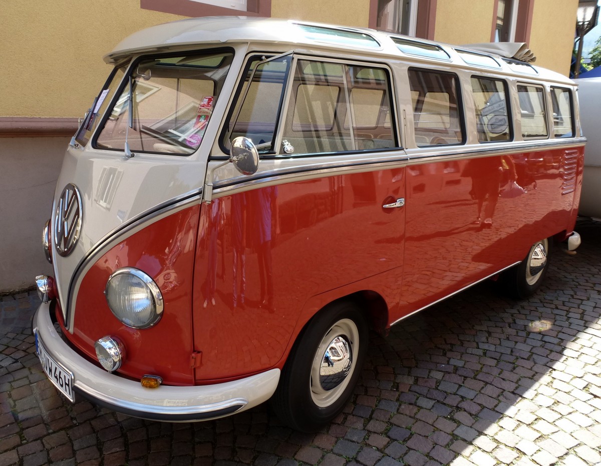 VW Typ 1, Kleintransporter  Bulli , die Serienfertigung begann in den 1950er Jahren, zu sehen beim  Waldkircher Sonntag , Juli 2014