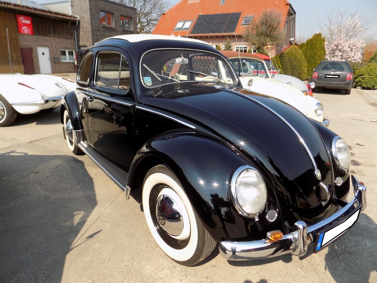 VW Typ 1, die meisten nennen ihn  Käfer , mit einer Erstzulassung aus dem Jahr 1956. Der Wagen ist mit einem damals aufpreispflichtigen Faltschiebedach ausgestattet. Der im Heck verbaute gebläsegekühlte Vierzylinderboxermotor hat einen Hubraum von 1192 cm³ und leistet 30 PS. Die Höchstgeschwindigkeit des 1956´er Typ 1 lag bei 110 km/h. Oldtimertreffen beim Autohaus Voss in Rosendahl im Jahr 2019.