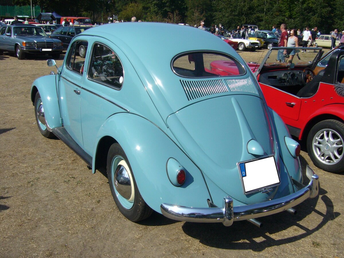 VW Typ 1, die meisten nennen ihn  Käfer , mit einer Erstzulassung aus dem Jahr 1956 im Farbton horizontblau. Der im Heck verbaute, gebläsegekühlte, Vierzylinderboxermotor hat einen Hubraum von 1192 cm³ und leistet 30 PS. Die Höchstgeschwindigkeit des 1956´er Typ 1 lag bei 110 km/h. 8. Oldtimertreffen des AMC Duisburg am 04.09.2022.