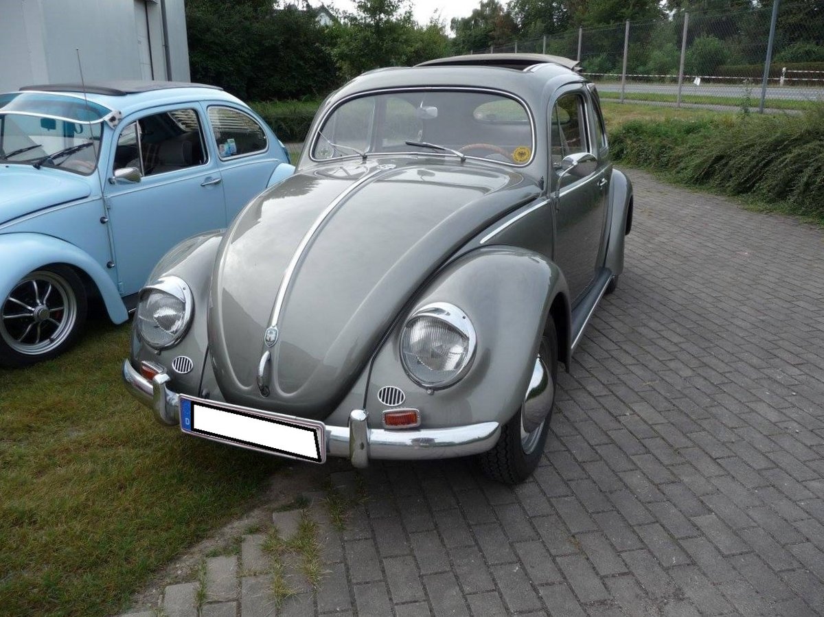 VW Typ 1, die meisten sagen ja  Käfer , mit einer Erstzulassung vom 08.02.1956. Der Wagen ist in der, damals aufpreispflichtigen, Farbe ultramarcon lackiert und ist mit einem ebenfalls aufpreispflichtigen Faltschiebedach ausgestattet. Der luft- bzw. gebläsegekühlte Vierzylinderboxermotor hat einen Hubraum von 1192 cm³ und leistet 30 PS. Die Höchstgeschwindigkeit des 1956´er Typ 1 lag bei 110 km/h. Oldtimertreffen Kamp-Lintfort im Sommer 2018.