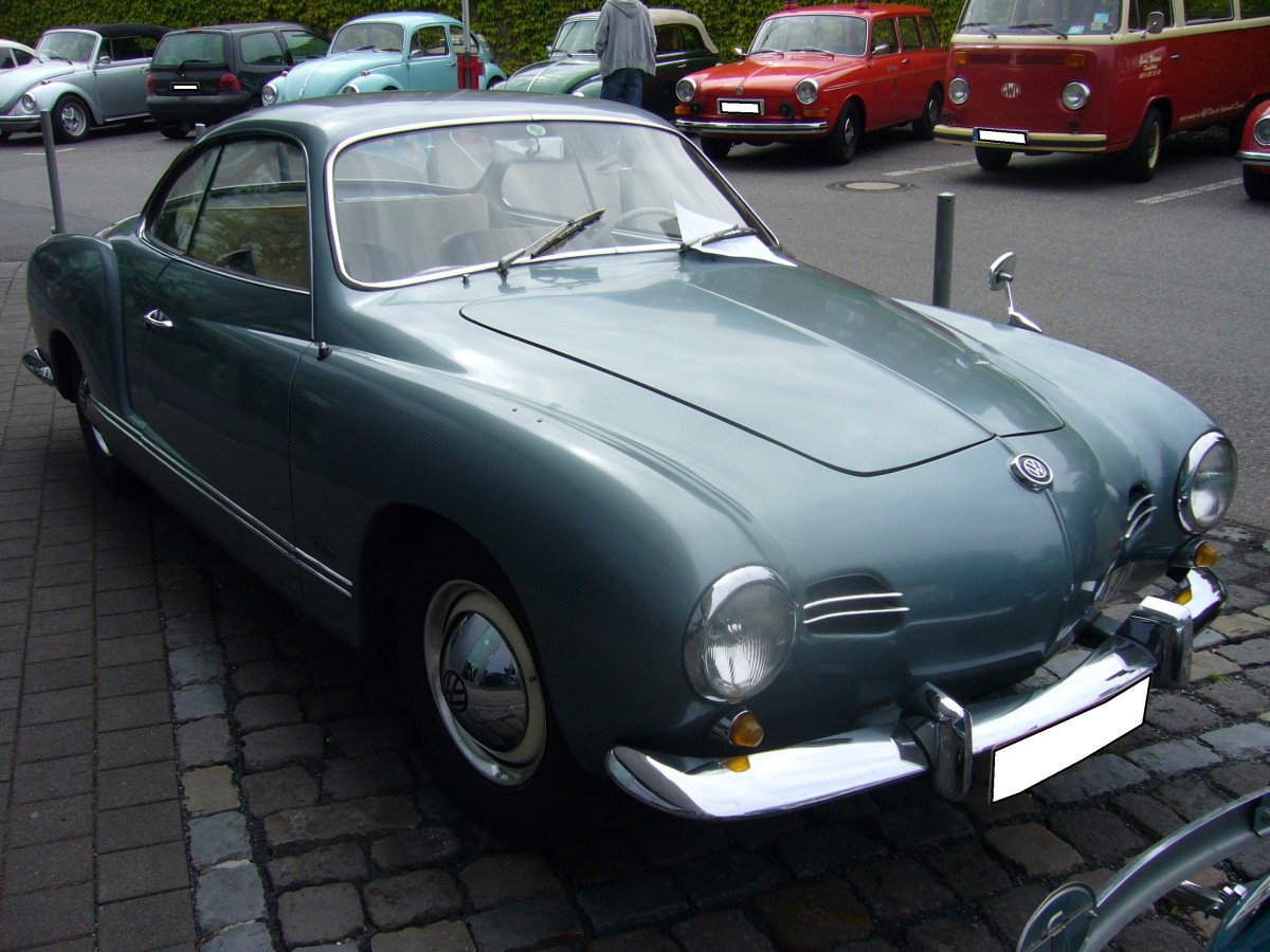 VW Typ 14 Karmann Ghia Coupe. 1955 - 1974. Hier wurde ein Coupe der ersten Serie aus dem Jahr 1956 abgelichtet. Der 1.2l große 4-Zylinderboxermotor leistet 30 PS. Der abgelichtete Wagen ist in dem seltenen Farbton L330 -Forellenblau- lackiert. Dieser Typ 14 verbrachte seine ersten 49 Lebensjahre in Schweden und wurde erst 2005 in sein Geburtsland zurück geholt. VW-Oldtimertreffen am 31.05.2015 an der Düsseldorfer Classic Remise.