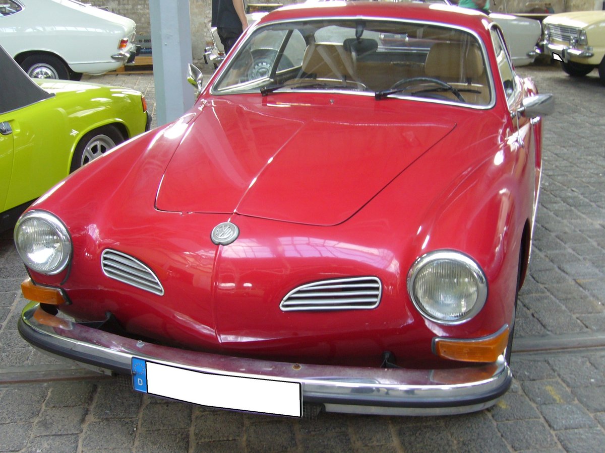 VW Typ 14 Karmann-Ghia Coupe aus dem Modelljahr 1969. Für das Modelljahr 1969 erhielt der Typ 14 erstmalig vorne die eckigen Blinker. Von 1967 bis 1970 war der Typ 14 ausschließlich mit dem Motor des VW 1500 lieferbar. Der im Heck verbaute, luftgekühlte Vierzylinderboxermotor hat einen Hubraum von 1493 cm³ und leistet 44 PS. Die Höchstgeschwindigkeit wurde mit 136 km/h angegeben. Oldtimertreffen an der  Alten Dreherei  in Mülheim an der Ruhr am 15.06.2019.
