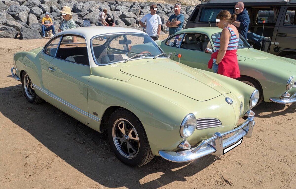 VW Typ 14 Karmann-Ghia Coupe aus dem Jahr 1969. Produziert wurde das Modell in den Jahren von 1955 bis 1973 auf dem Chassis des Typ 1 (K�fer). Hier wurde ein Typ 14 abgelichtet, der vor August 1969 produziert wurde. Er hat noch die runden , vorderen,  Warzenblinker , die nach den Werksferien 1969 den gro�en Blinkleuchten weichen mussten. Au�erdem ist er mit den Export-Sto�f�ngern ausger�stet. Der im Heck verbaute, luftgek�hlte, Vierzylinderboxermotor hat einen Hubraum von 1493 cm� und leistet 44 PS. Die H�chstgeschwindigkeit wurde damals mit 136 km/h angegeben. Dieser Typ 14 d�rfte in der Farbkombination pampasgelb/hellelfenbein lackiert sein. Oldtimertreffen anl�sslich des 100´ten Jahrestages der Rekordfahrt von BABS am 27.04.2026 am Strand von Pendine Sands/West Wales.