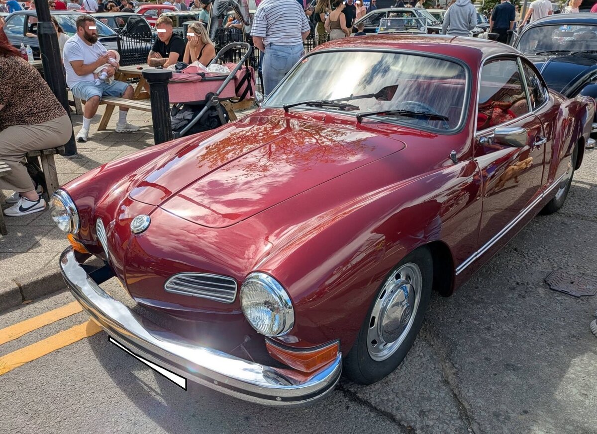 VW Typ 14 Karmann-Ghia Coupe, produziert in den Jahren von 1955 bis 1973 auf dem Chassis des VW Typ 1 (K�fer). Hier wurde ein Typ 14 abgelichtet, der nach August 1971 produziert wurde. Er hat die rechteckigen, vorderen Blinkleuchten und die gro�en, hinteren R�ckleuchten und tr�gt schon die neuen Sto�f�nger. Der im Heck verbaute, luftgek�hlte, Vierzylinderboxermotor hat einen Hubraum von 1584 cm� und leistet 50 PS. Die H�chstgeschwindigkeit wurde mit 140 km/h angegeben. Brynmawr Classic Car Show/South Wales am 26.07.2026.
