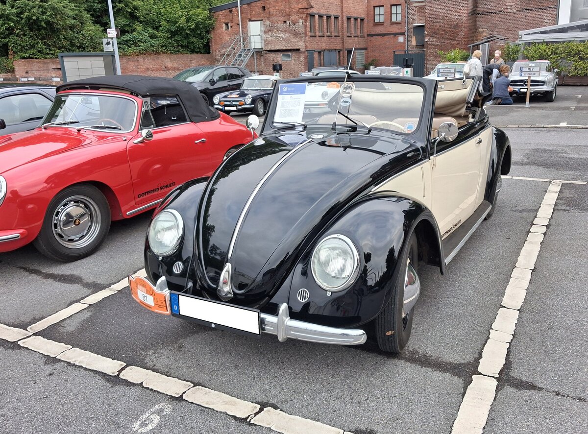 VW Typ 14A, ein so genanntes  Hebm�ller Cabriolet  aus dem Jahr 1949. Das VW-Werk hatte die Karosseriewerke Hebm�ller mit Sitz in W�lfrath/Kreis Mettmann beauftragt, 2000 dieser zweisitzigen Cabriolets zu bauen. Im Jahr 1952 wurde das Karosseriewerk Hebm�ller durch einen Gro�brand fast v�llig zerst�rt. Aufgrund der damit verbundenen, schwierigen finanziellen Situation, sowie einer Unterversicherung, kam die Produktion bei Hebm�ller zum Erliegen. Zum Zeitpunkt der Brandkatastrophe waren erst 696 Fahrzeuge fertig gestellt worden. Es soll heute nur noch ca. 30 fahrbereite Hebm�ller-Cabrios Typ 14A geben. Der im Heck verbaute, gebl�segek�hlte, Vierzylinderboxermotor hat einen Hubraum von 1131 cm� und leistet 24 PS. Es handelt sich um ein Traditionsfahrzeug eines gro�en VW-H�ndlers in unserer Region. 13. Saarner Oldtimer-Cup am 30.08.2026 in M�lheim an der Ruhr/Saarn.