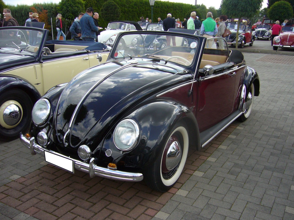 VW Typ 14A Hebmüller Cabriolet. 1949 - 1953. Hier wurde das Hebmüller Cabriolet mit der Werknummer 223 in der Originallackierung schwarz-dunkelrot abgelichtet, das extra aus Italien angereist war. Hebmüllertreffen am 24.08.2014 in Meerbusch.