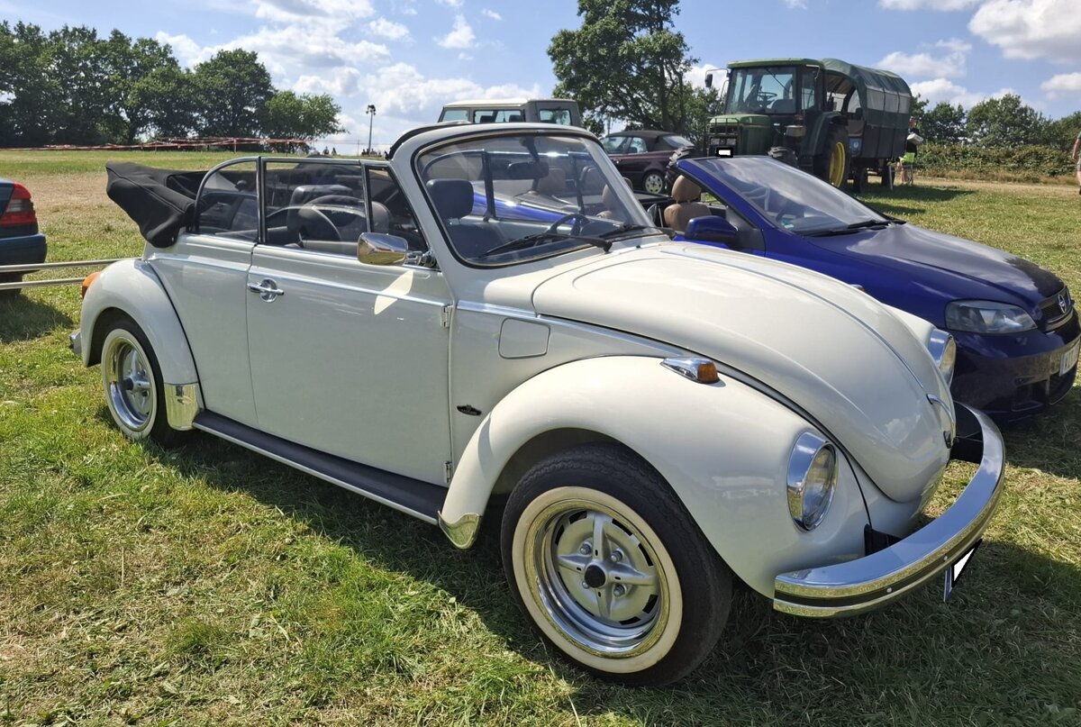 VW Typ 15 1303LS, die meisten sagen  K�fer Cabriolet , im Farbton alpinwei� aus dem Jahr 1977. Der im Heck verbaute, Gebl�se-gek�hlte, Vierzylinderboxermotor hat einen Hubraum von 1584 cm� und leistet 50 PS. Dittmers Hoffest am 12.07.2026 in Sprockh�vel. 
