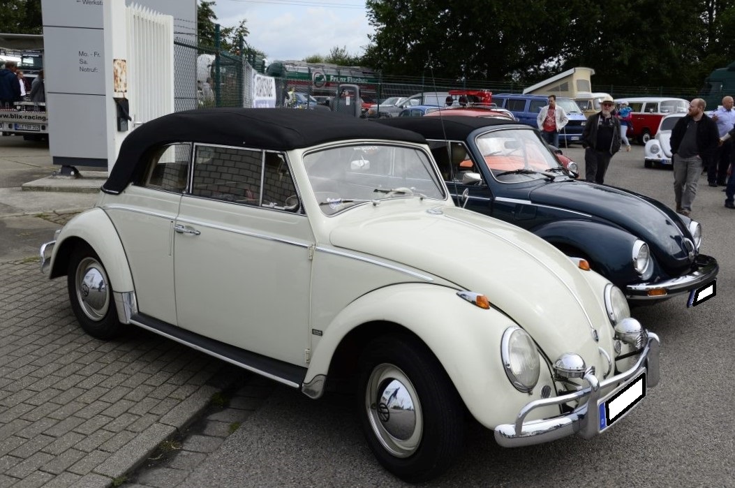 VW Typ 15, Käfer Cabriolet des Jahrganges 1964 im Farbton perlweiß. Auch hier wurde noch der 1200´er genannte, gebläsegekühlte Vierzylinderboxermotor mit einem Hubraum von 1.192 cm³ und einer Leistung von 30 PS verbaut. Oldtimertreffen in Kamp-Lintfort im Mai 2017.