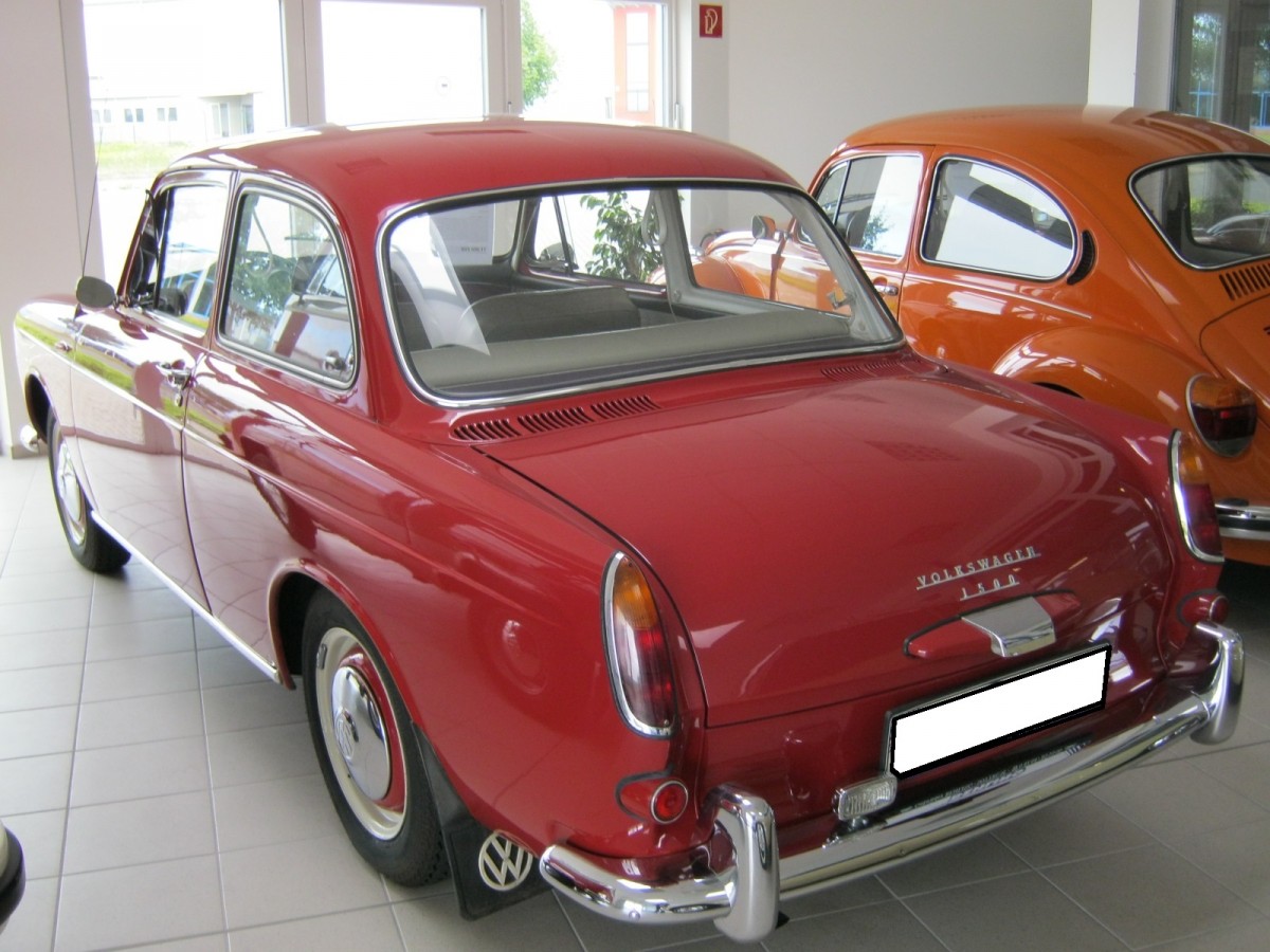 VW Typ 3 1500. 1961 - 1965. Der 1500´er war das erste Modell des Typ 3, der die Käferaufsteiger beglücken sollte. Der 4-Zylinderboxerheckmotor leistet 45 PS aus 1.493 cm³ Hubraum. Showroom eines Händlers in Sottrum im September 2012.