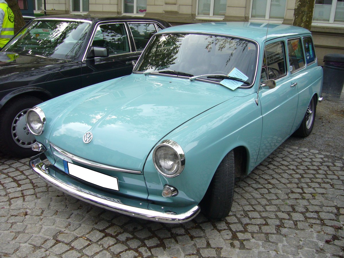 VW Typ 3 1500 Variant. Vorgestellt wurde der Typ 3 im September 1961 auf der Frankfurter Automobilausstellung. Erstmals in der Geschichte des Volkswagenwerkes stand neben dem Käfer ein weiterer PKW-Typ. 1962 folgte die Variant genannte Kombiversion. Die Baureihe war von 1961 bis 1973 mit etlichen Modifikationen im Verkaufsprogramm der Wolfsburger. Der Vierzylinderboxermotor hat einen Hubraum von 1493 cm³ und leistet 45 PS. Oldtimertreffen Essen-Kettwig am 01.05.2018.