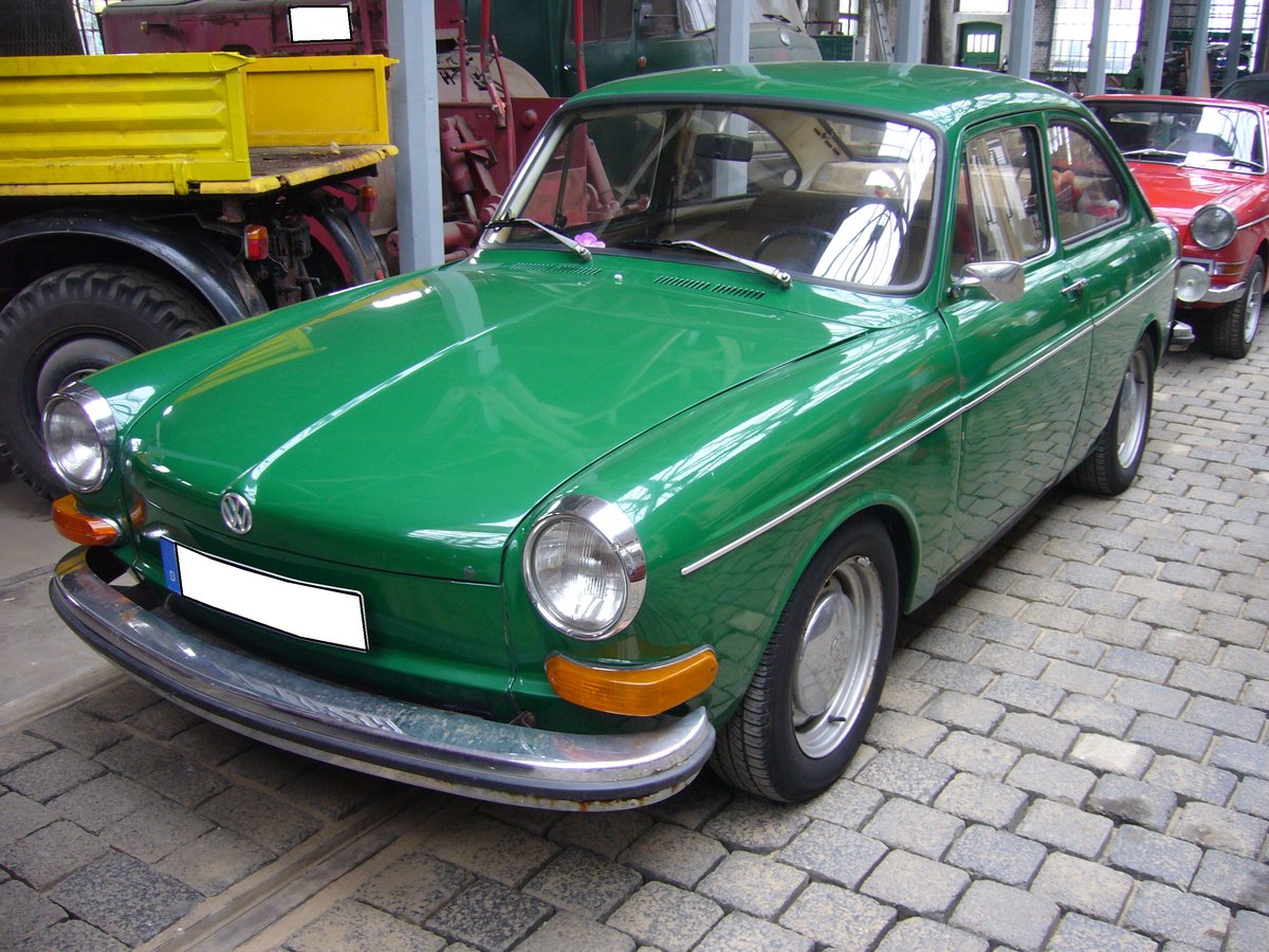 VW Typ 3 1600 TL. 1969 - 1973. Der Typ 3 wurde als TL (Touren-Limousine) bereits 1965 vorgestellt. 1969 erfolgte eine gründliche Modellüberarbeitung. Diese ist am verlängerten Vorderwagen, den breiteren Blinkern und den vergrößerten Heckleuchten erkennbar. Oldtimertreffen an der  Alten Dreherei  in Mülheim an der Ruhr am 18.06.2016.