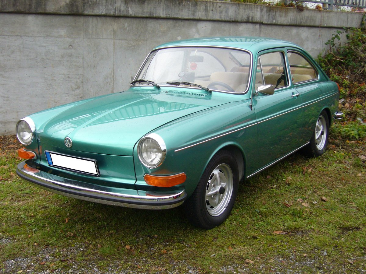 VW Typ 3 1600 TL der Baujahre 1969 bis 1973. Der Typ 3 wurde ja bereits 1961 vorgestellt. Als Erweiterung der Modellpalette kam 1965 die so genannte T ouren L imousine mit Fließheck auf den Markt. 1969 wurde die Baureihe  facegeliftet . Ein solches Fahrzeug wurde hier abgelichtet. 1. Oldtimertreffen am Mülheimer Ruhrgebietsladen am 07.10.2017.