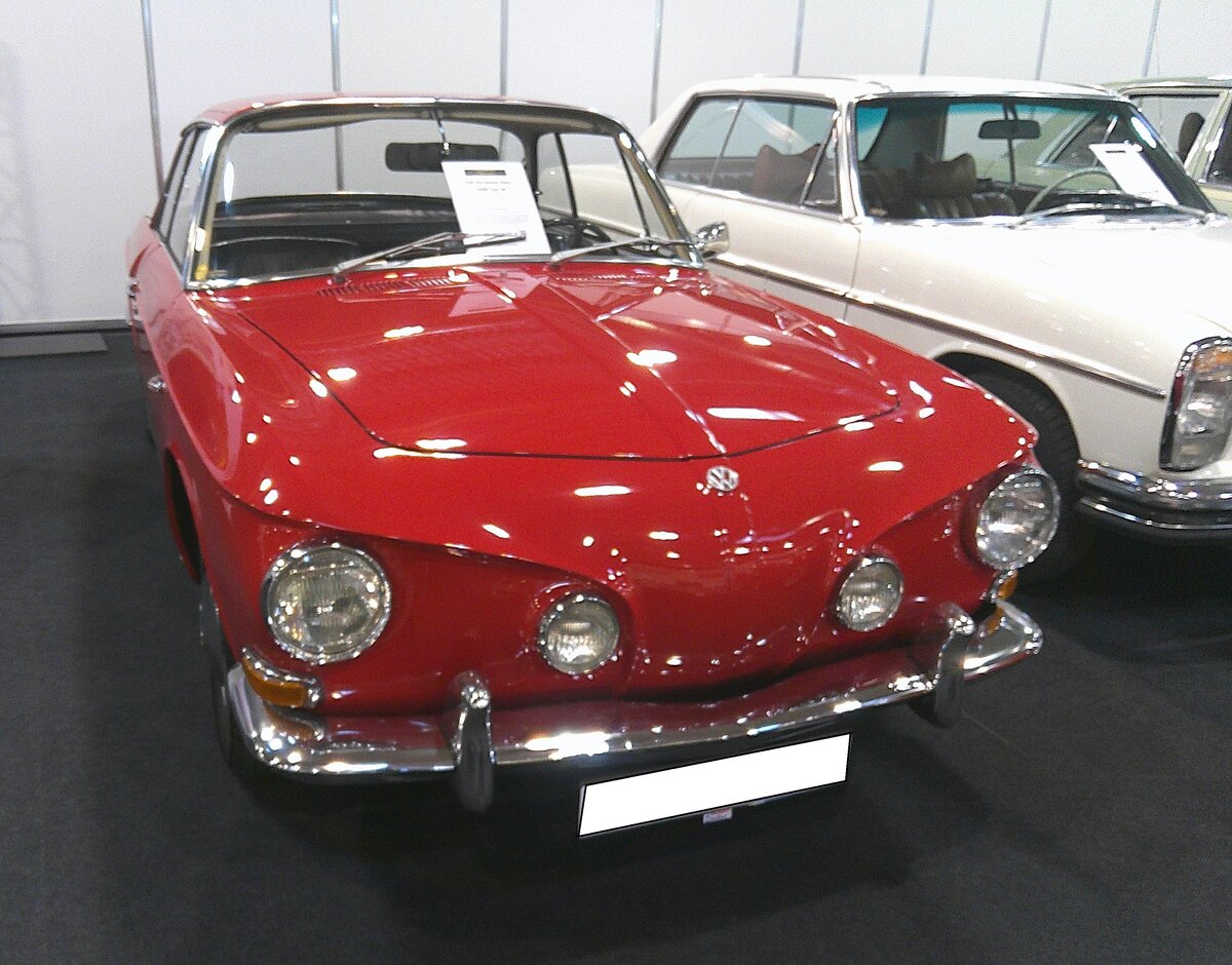 VW Typ 34 Karmann Ghia Coupe aus dem Jahr 1967 im Originalfarbton veloursrot. Von diesem formschönen Coupe auf dem Fahrgestell des VW Typ 3, wurden in der Zeit von 1961 bis 1969 genau 42.505 Fahrzeug produziert. Hier wurde ein Typ 34 1600L abgelichtet, wie er ab 1965 produziert wurde. Der im Heck verbaute Vierzylinderboxermotor in Flachbauweise leistet 54 PS aus einem Hubraum von 1584 cm³. Retro Classics in Essen am 09.04.2026.