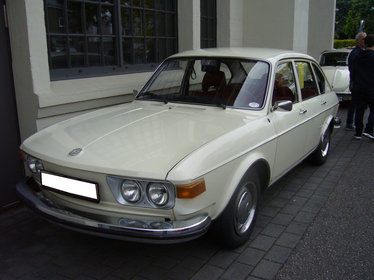 VW Typ 4 412 LS. 1973 - 1974. Der große  Nasenbär  war als Zwei- oder Viertürer lieferbar. Der 4-Zylinderboxermotor leistet aus 1795 cm³ Hubraum 85 PS. VW-Oldtimertreffen an der Düsseldorfer Classic Remise am 31.05.2015.
