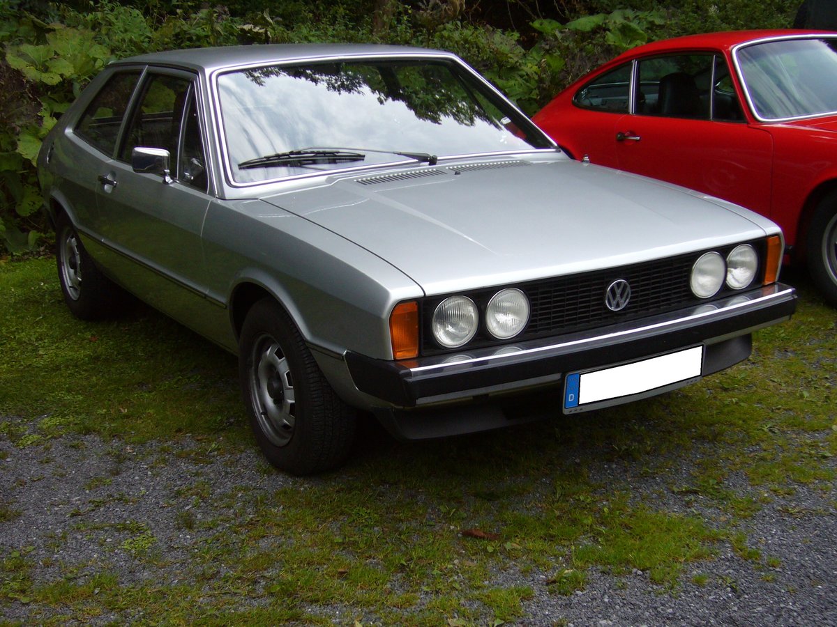 VW Typ 53  Scirocco 1 . 1974 - 1980. Der Scirocco war nichts anderes als ein Golf Coupe. Hier wurde ein Scirocco GTI abgelichtet, wie er ab Juni 1976 zur Auslieferung kam. Ein solches GTI-Coupe kostete, bei seiner Markteinführung, DM 16125,00 in der Grundausstattung. Der 4-Zylinderreihenmotor hat eine Hubraum von 1588 cm³ und leistet 110 PS. Diese Motorleistung reichte für ein Höchstgeschwindigkeit von 186 km/h. Oldtimertreffen Schwarzwaldhaus/Neandertal am 17.09.2017.