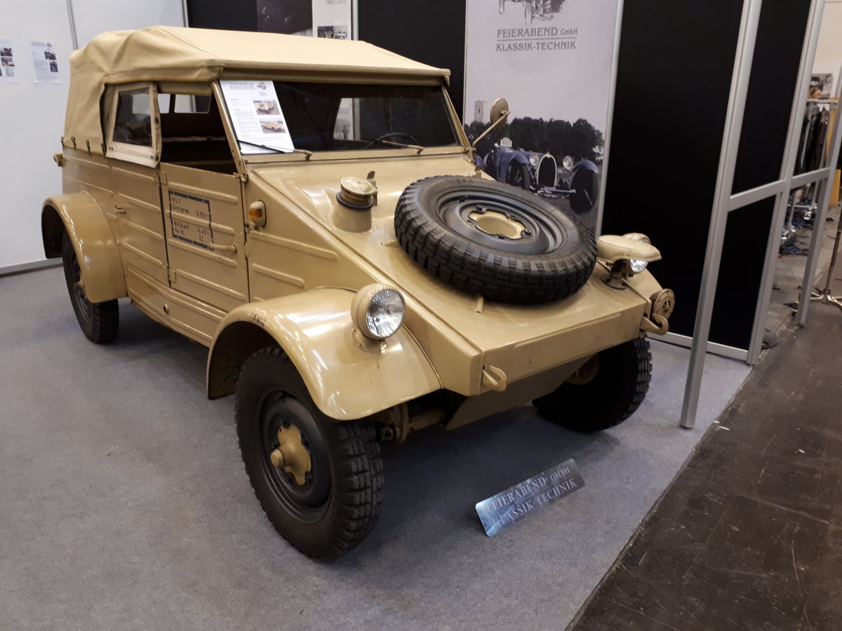 VW Typ 82  Kübelwagen . Von 1940 bis zum Kriegsende wurden ca. 50.800 Typ 82 im KDF-Werk Fallersleben/Wolfsburg produziert. Der abgelichtete Kübelwagen wurde im Dezember 1944 an die Truppe ausgeliefert. Der im Heck verbaute, luftgekühlte 4-Zylinderboxermotor hat seit 1943 einen Hubraum von 1131 cm³ und leistet 24,5 PS. Techno Classica Essen am 24.03.2018.