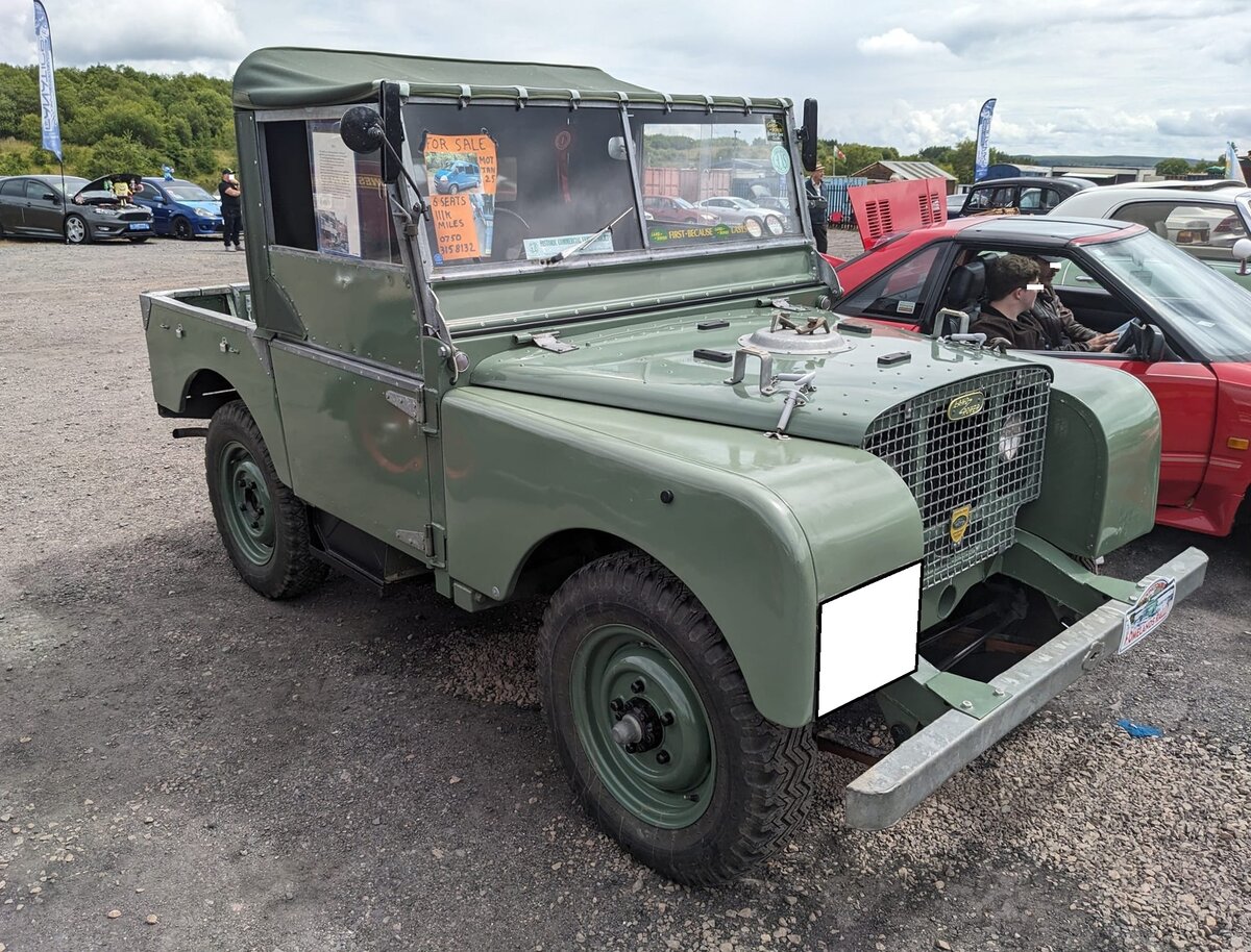Wahrscheinlich einer der letzten Überlebenden: Land Rover Series 1 aus dem Jahr 1949. Vorgestellt wurde der neuartige Geländewagen für die Landwirtschaft (so wurde der Land Rover damals beworben) im Frühjahr 1948 auf der Amsterdam Motor Show. Markant sind bei den  Landys  der ersten Serie die hinter dem Kühlergrill montierten Frontscheinwerfer. Die ersten Modelle hatten einen 80 Zoll Radstand. Der Vierzylindermotor des  Allradlers  hat einen Hubraum von 1595 cm³ und leistete 60 PS. Classic car meeting am 13.07.2024 in Blaenavon/South-Wales.