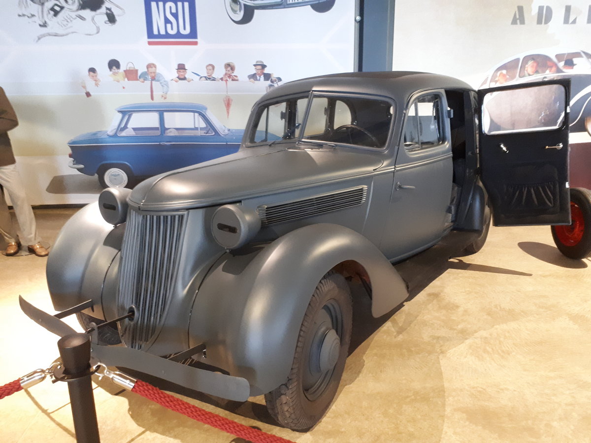 Wanderer W23 Limousine, gebaut von 1937 bis 1941. Hier wurde eine W23 Limousine in feldgrau abgelichtet. Angeblich hat sie in WW2 als Offiziersfahrzeug gedient und wurde in diesem Look restauriert. Der Sechszylinderreihenmotor hat einen Hubraum von 2651 cm³ und leistet 62 PS. Zylinderhaus Bernkastel-Kues am 27.09.2018.