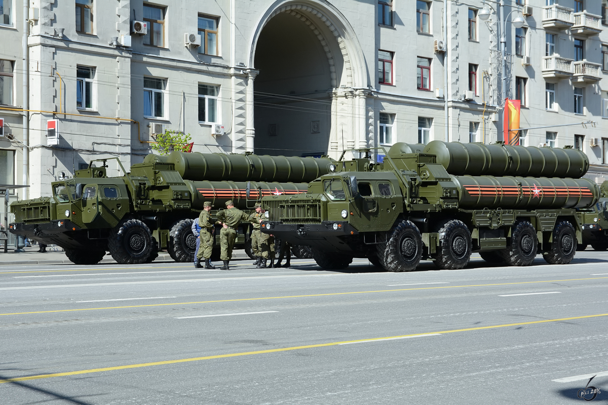 Warten auf den Start der Generalprobe am 7.5.2016 für die Parade zum 71. Jahrestag des Siegs über Nazi-Deutschland im Zweiten Weltkrieg in Moskau. Im Bild das allwetterfähige Langstrecken-Boden-Luft-Raketensystem S-400 Triumf / SA-21 Growler.