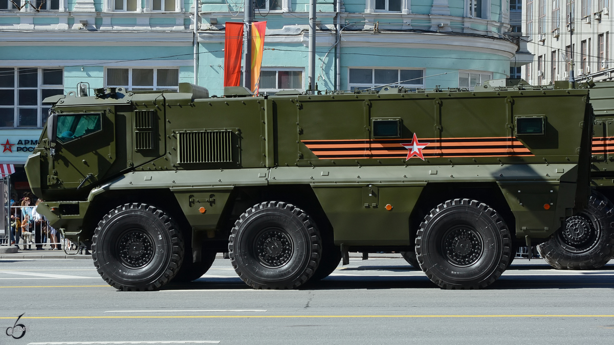 Warten auf den Start der Generalprobe am 7.5.2016 für die Parade zum 71. Jahrestag des Siegs über Nazi-Deutschland im Zweiten Weltkrieg in Moskau. Im Bild das gepanzerte Mehrzweckfahrzeug KamAZ-63968 Typhoon.