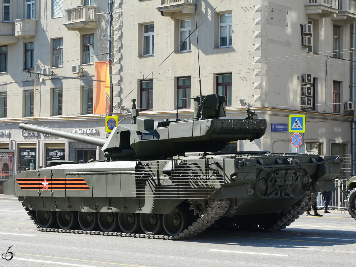 Warten auf den Start der Generalprobe am 7.5.2016 für die Parade zum 71. Jahrestag des Siegs über Nazi-Deutschland im Zweiten Weltkrieg in Moskau. Im Bild der Kampfpanzer T-14 Armata.
