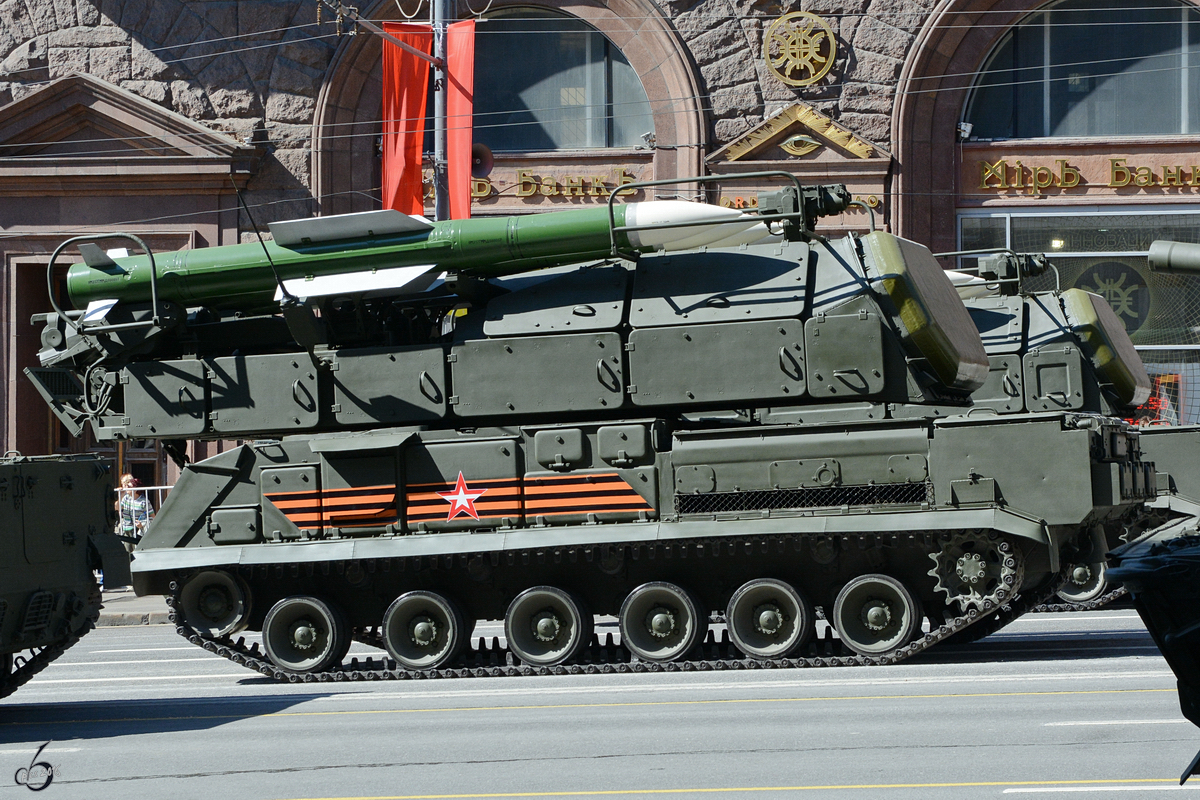 Warten auf den Start der Generalprobe am 7.5.2016 für die Parade zum 71. Jahrestag des Siegs über Nazi-Deutschland im Zweiten Weltkrieg in Moskau. Im Bild das allwetterfähige Mittelstrecken-Boden-Luft-Raketensystem 9K40 BUK-M2 / SA-17 Grizzly.