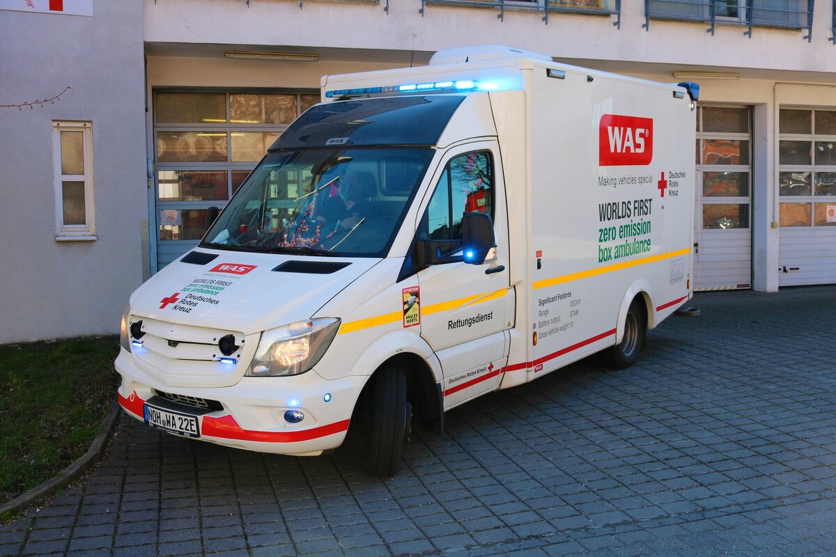 WAS Elektro RTW Testfahrzeug in Diensten des DRK Frankfurt an der Wache 11 in Enkheim am 19.03.22 Danke an das Team für das spontane Shooting