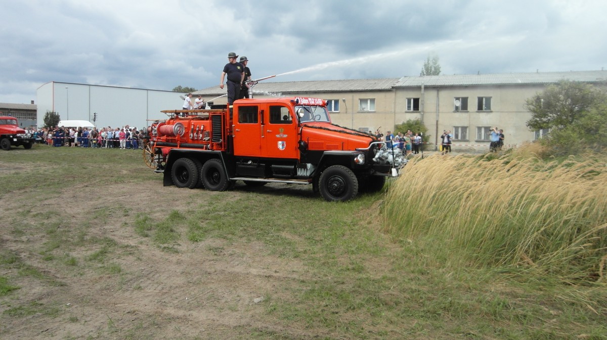 Wasser marsch zum 4.Tankertreffen in Torgelow bei einer Schaubung am 31.08.2013 gibt der 60 Jahre alte TLF15/G5 der FF Torgelow alles.