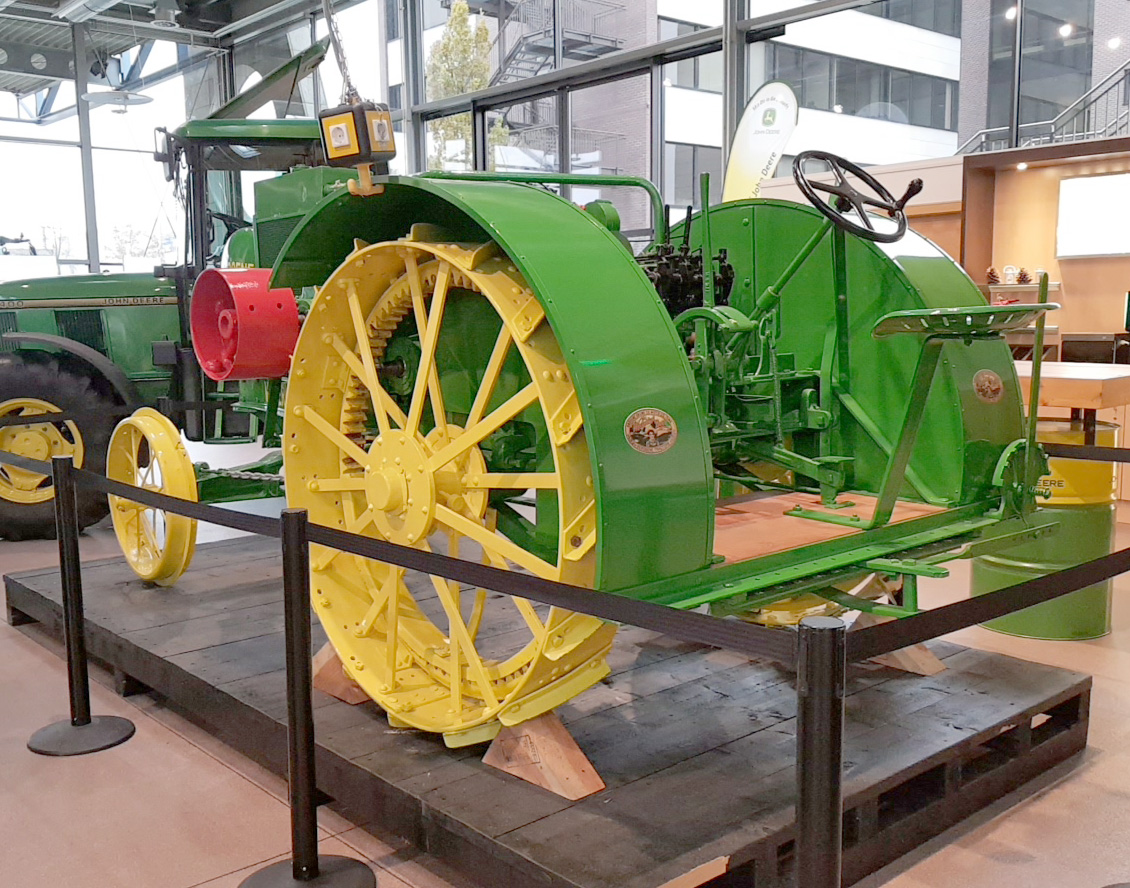 =Waterloo Boy, ein Vorgänger der John Deere-Traktoren, ausgestellt im John Deere-Forum Mannheim im November 2019