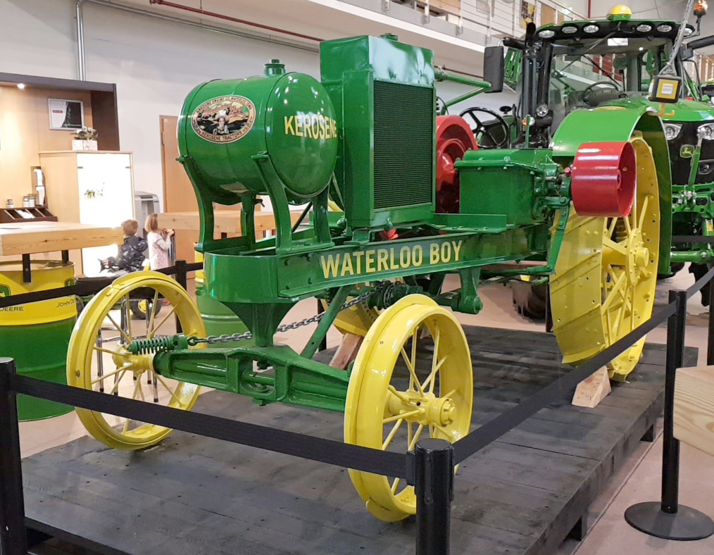 =Waterloo Boy, ein Vorgänger der John Deere-Traktoren, ausgestellt im John Deere-Forum Mannheim im November 2019