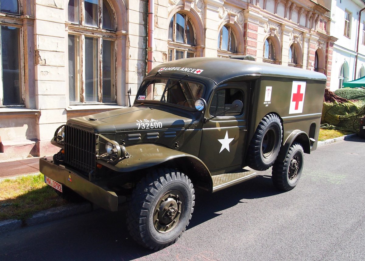 WC-54 Dodge US-amerikanischer Militärkrankenwagen aus dem II.Weltkrieg, in Pilsen am 6.5.2016.