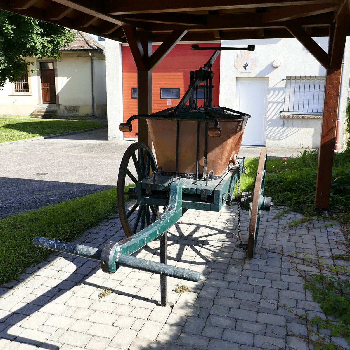 Weckolsheim im Elsaß, historische, handbetriebene Feuerwehrspritze als technisches Denkmal, Juli 2021