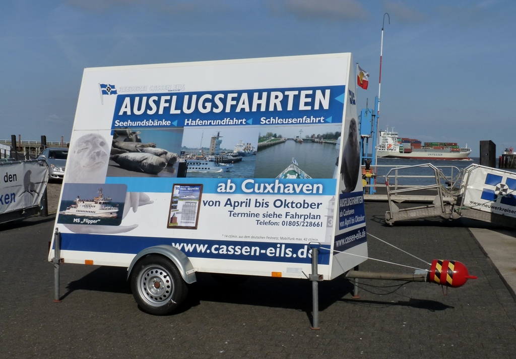 Werbeanhänger Ausflugsfahrten ab Cuxhaven im Hafen gesehen am 15,05,2014