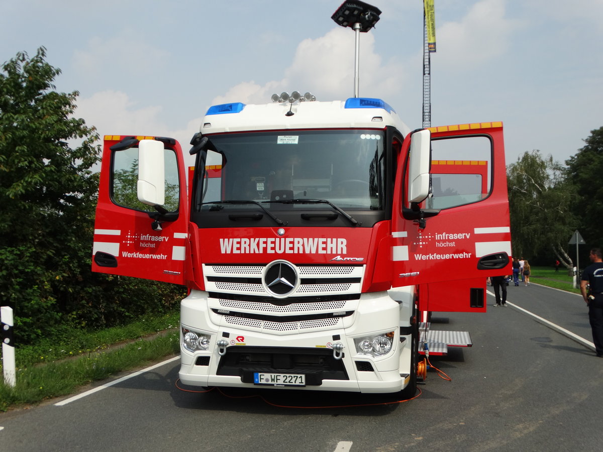 Werkfeuerwehr Infraserv Höchst Mercedes Benz Antos Universallöschfahrzeug bei einer Fahrzeugschau zum Jubiläum 125 Feuerwehr Sindlingen am 27.08.17.