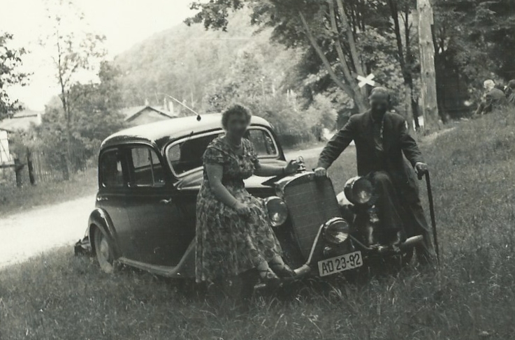 Wernigerode 1953. Freunde von Großeltern mit Mercedes Benz. Beim Typ bitte helfen