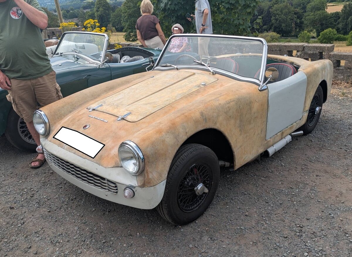 Wie sagt man so sch�n. Eine  rolling restauration  eines Turner MK2 aus dem Jahr 1961. In den letzten Tagen habe ich bereits einige Turner MK2 vorgestellt und beschrieben. Daher hier nur der Hinweis, dass dieser Roadster mit dem 948 cm� Motor aus dem Austin Healey Sprite ausger�stet ist. Turner-Treffen auf dem Crickhowell-Pass/South Wales am 05.07.2026.