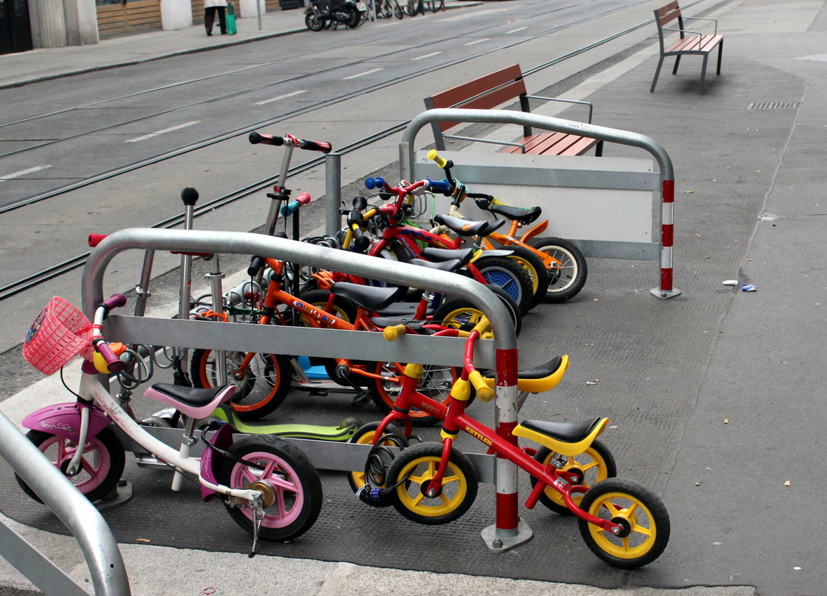 Wien-Josefstadt am 17. Oktober 2016: Vor dem städtischen Kindergarten in der Josefstädter Straße 93-97 gibt es einen außergewöhnlichen Parkplatz - und zwar einen Parkplatz für Kinderfahrräder und andere Kinderfahrzeuge. 