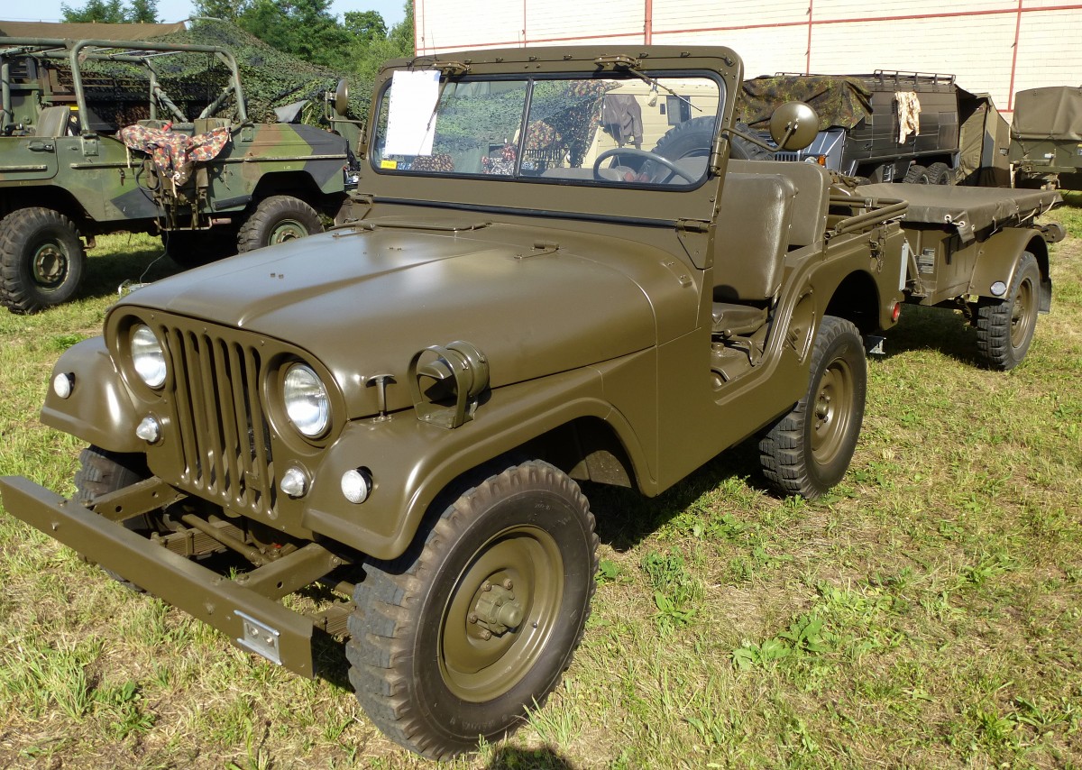 Willys Jeep M38 A1 mit Einachsanhnger, US-amerikanischer Gelndewagen, Bauzeit 1951-71, 6.Int.Militrfahrzeugtreffen im Schweizerischen Militrmuseum Full, Juli 2015 