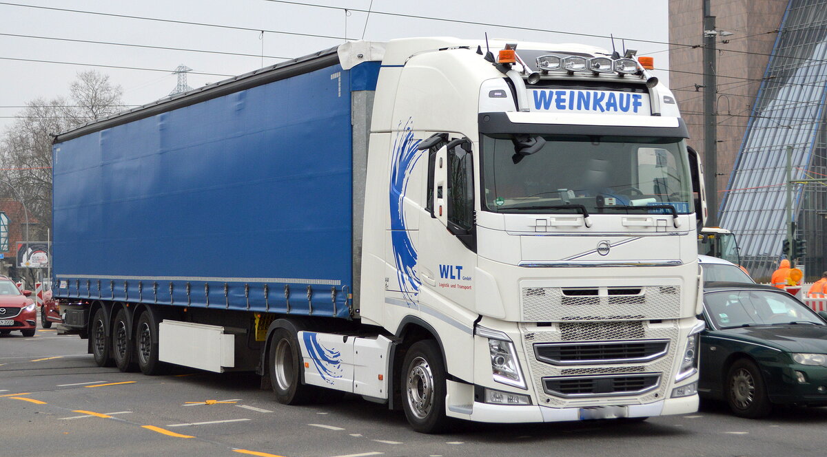 WLT GmbH Weinkauf Logistik & Transportgesellschaft mbH mit einem Sattelzug mit VOLVO Zugmaschine am 17.03.22 Berlin Marzahn.