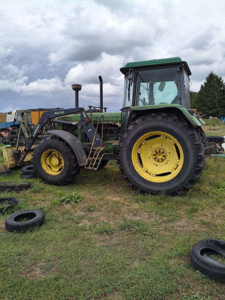 Wohl deas einzige Fahrzeug, welches noch betriebsbereit war, dieser John Deere Traktor, abgestellt in Rubkow. 19.08.2025 gegen 10:00 Uhr.