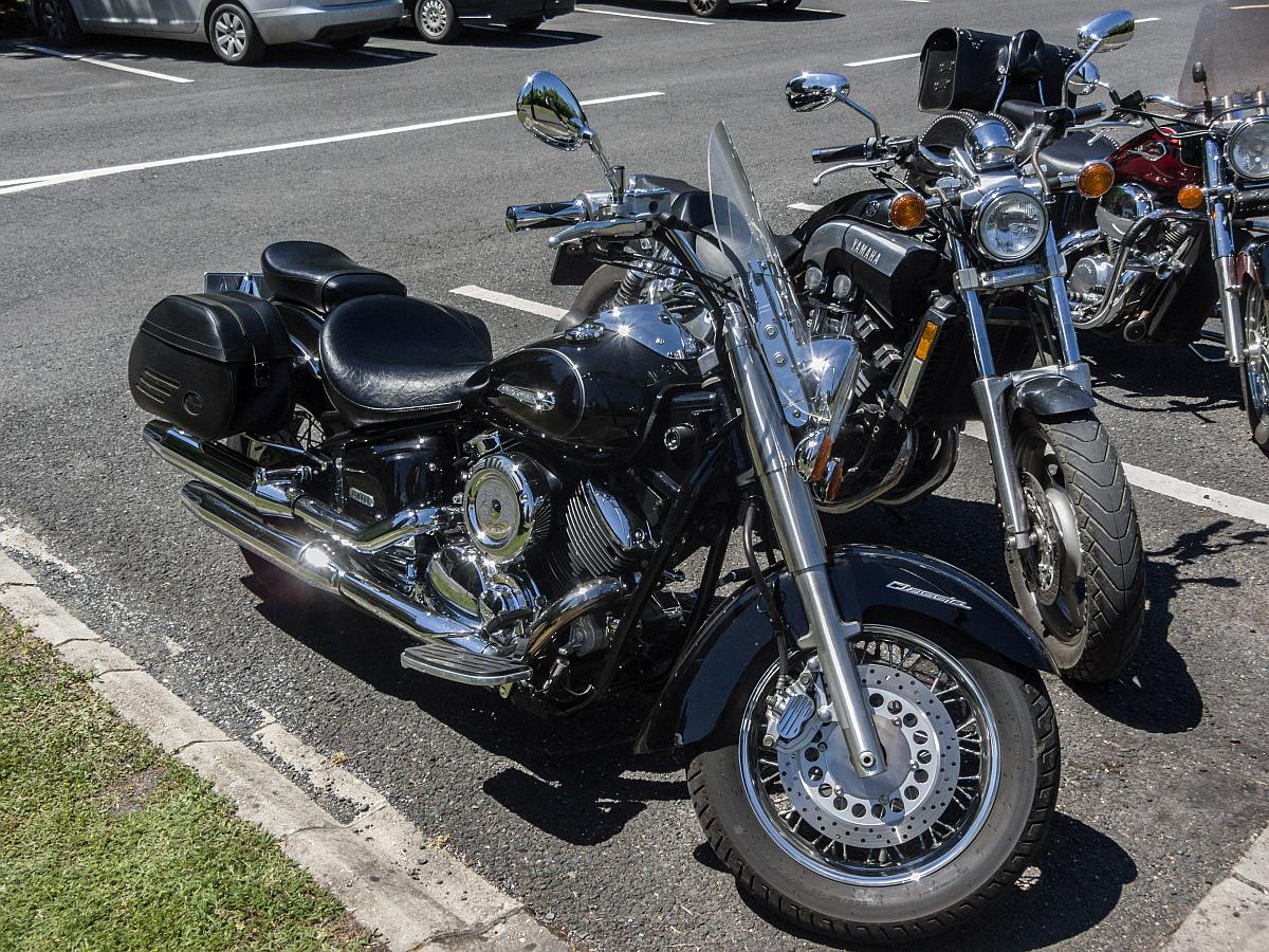 Yamaha Motorrad in Harley Stil, gesehen auf der XII. Lotus Retro Mobil Concours d´Elegance im Urpark des Lotus Hotels, Juni, 2017.