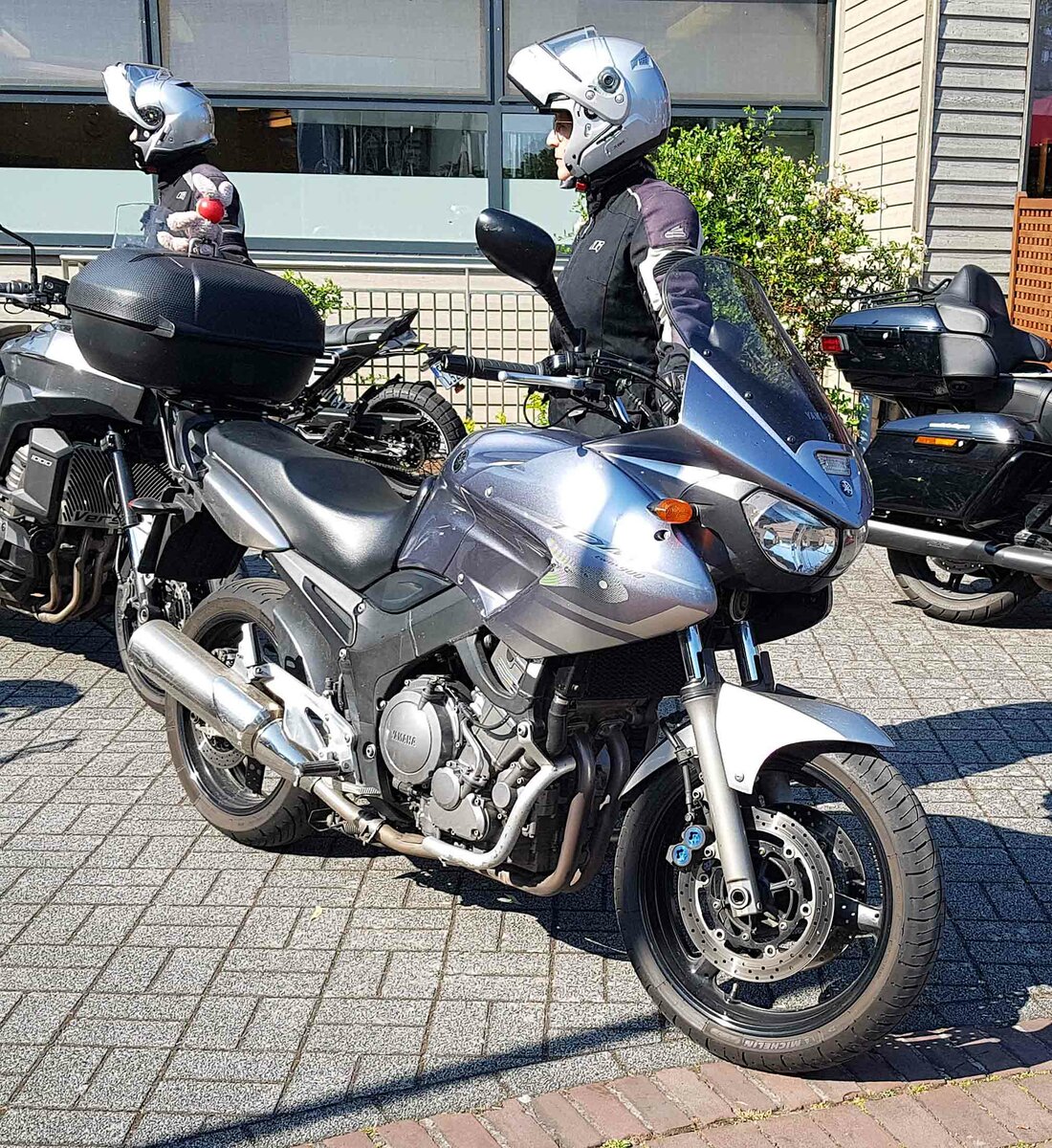 =Yamaha steht abfahrbereit zur geführten Tour am Konrad- Zuse-Hotel in Hünfeld, 07-2023
