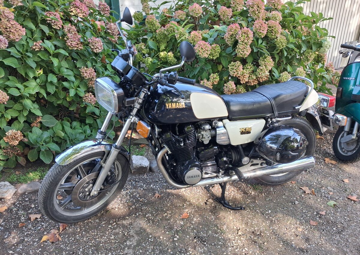 Yamaha XS1100. Das 286 Kilogramm schwere Tourenmotorrad wurde von 1977 bis 1983 gebaut und galt als kraftvoller Langstrecken-Dampfer f�r die Autobahn. F�r Vortrieb sorgt ein fahrtwindgek�hlter Vierzylinderreihenmotor mit einem Hubraum von 1101 cm� und einer Leistung von 95 PS. Der Kraftschluss erfolgte mittels eines wartungsarmen Kardanantriebs. Die H�chstgeschwindigkeit dieses  Dampfers  soll rund 220 km/h betragen haben. Cars & Castle auf Schlo� Lauersfort in Moers am 03.10.2026.
