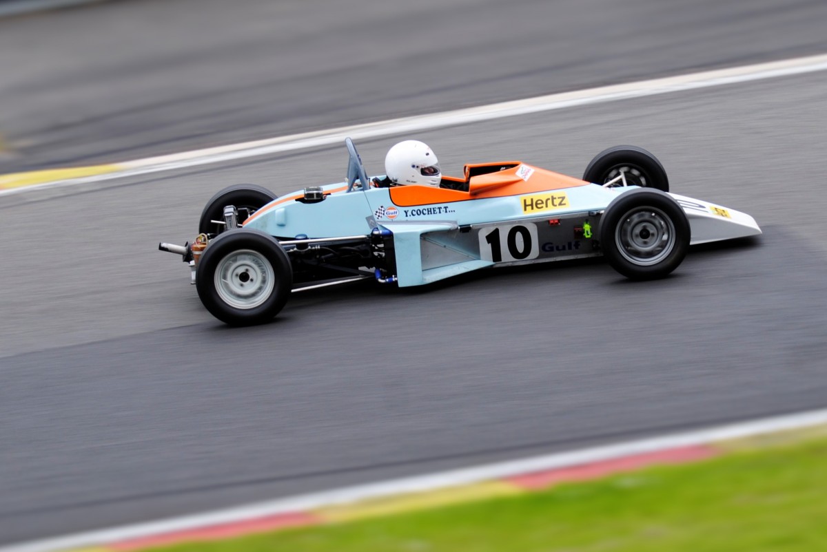 Y.Cochet auf VAN DIEMEN in Gulf Racing Dising, beim Rennen des Monoposto Racing Club & Ford Kent,Spa Summer Classic 15.6.2013. Mitgezogen und schräg in Szene gesetzt um Dynamik auszudrücken!