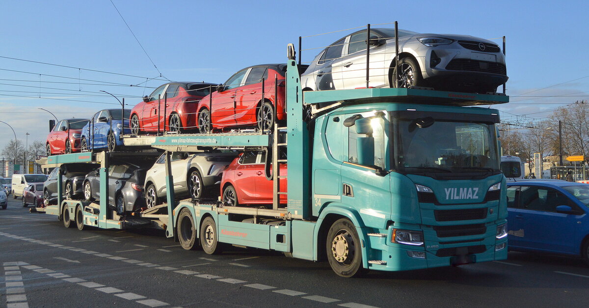 Yilmaz Fahrzeugtransporte e.K. mit einem SCANIA P 450 PKW-Transporter am 23.11.22 Berlin Marzahn.