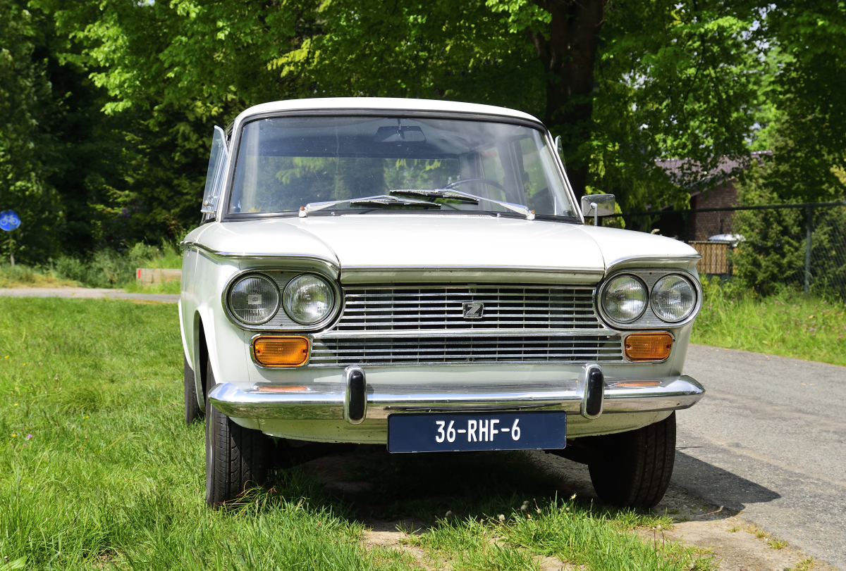 Zastava 1300 Luxe, Herstellung (FIAT) 1961–1967 (bis 1979 in Jugoslawien) abgestellt mit einem Zettel zur Käufersuche. Gesehen am 20.5.23 in Brunsum NL.