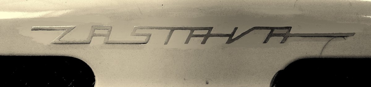 ZASTAVA, Schriftzug an der Motorhaube eines Zastava-Gelndewagens von 1952, Lizenzbau des Fiat-Campagnola, Aug.2016