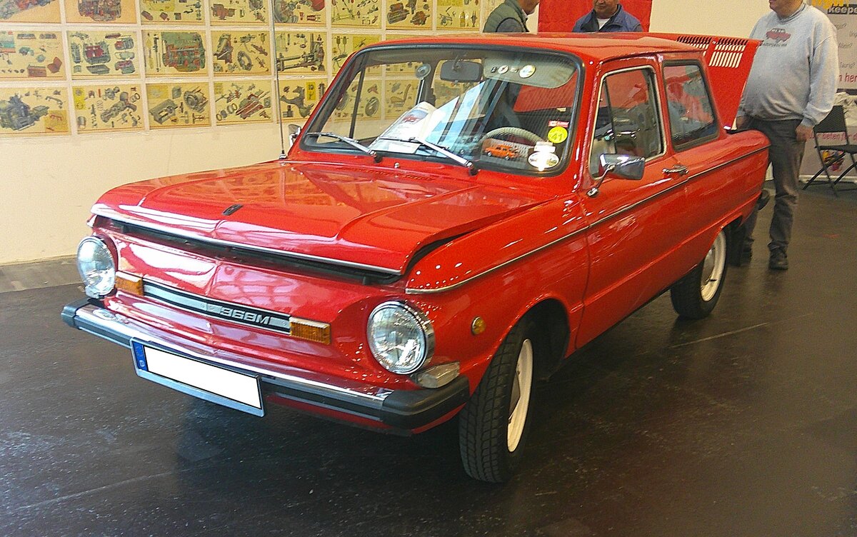 ZAZ Saporoshez 968M. Der  Zappelfrosch , wie der Volksmund das Modell in der ehemaligen DDR nannte, wurde ab 1971 bei Saporisky Awtomobilebudiwny Sawod produziert. Das Werk liegt in der heutigen Ukraine. Der  968M  war das letzte Modell dieses  Ostblock-Volkswagens . Er wurde in dieser Version von 1979 bis 1994 produziert. Im Gegensatz zu seinen Vorgängermodellen 968 und 968A hat er keine Lufteinlass-Ohren an den hinteren Kotflügeln. Der im Heck verbaute, luftgekühlte, V4-Motor hat einen Hubraum von 1197 cm³ und leistet 41 PS. Bei einigen Exportversionen waren auch Motorleistungen von 45 PS und 50 PS möglich. Das Modell wurde im westlichen Ausland meines Wissens nur in Italien und Österreich verkauft. In Österreich erfolgte der Verkauf des Autos unter dem Namen  Eliette . Er war damals mit einem Kaufpreis von öS 29.900,00 das preisgünstigste Auto auf dem österreichischen Markt. Retro Classics in Essen am 09.04.2026. 